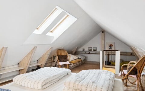 Frodde - 5Km from the Sea: Meubilair, Interieur Ontwerp, Slaapkamer, Flooring, Hout, Verdieping, Plafond, Bed, Zolder, Kamer