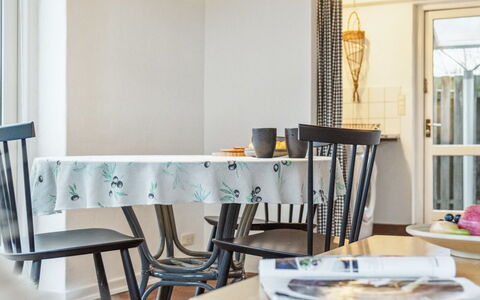 Frodde - 5Km from the Sea: Meubilair, Interieur Ontwerp, Tafel, Flooring, Eetkamer, Verlichting, Lichte Inrichting, Stoel, Keuken En Eettafel, Verdieping