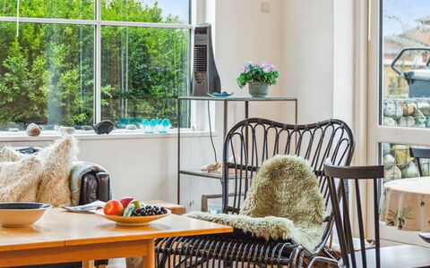 Frodde - 5Km from the Sea: Meubilair, Interieur Ontwerp, Verlichting, Stoel, Flooring, Verdieping, Bloempot, Huis, Kamer, Woonkamer