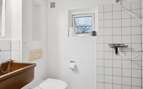 Frodde - 5Km from the Sea: Badkamer, Loodgieterswerkinrichting, Muur, Toilet, Wc Bril, Interieur Ontwerp, Flooring, Loodgieter, Wastafel In De Badkamer, Kraan