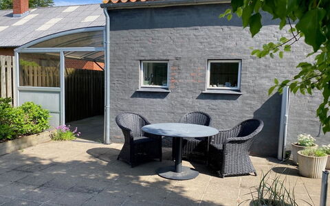 Frodde - 5Km from the Sea: Struik, Huis, Bloempot, Tuin, Deur, Steen, Verblijf, Buitenmeubels, Schaduw, Werf
