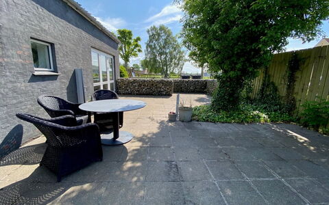 Frodde - 5Km from the Sea: Buitenmeubels, Buitentafel, Flagstone, Backyard, Beton, Tuin, Stoel, Landscaping, Werf, Patio