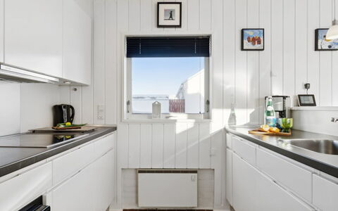 Leny - 900M from the Sea: Keuken, Hout, Major Appliance, Flooring, Toestel Van De Keuken, Countertop, Interieur Ontwerp, Verdieping, Huishoudapparatuur, Plafond
