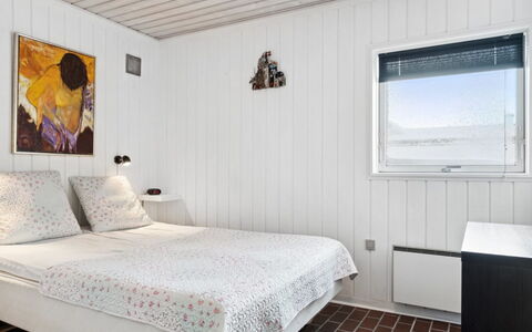 Leny - 900M from the Sea: Muur, Slaapkamer, Hout, Bed, Verdieping, Flooring, Interieur Ontwerp, Laken, Plafond, Meubilair