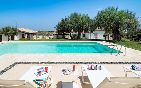 Corte Carrubo - Rosolini, Sicilia: Water, Lucht, Eigendom, Fabriek, Zwembad, Rechthoek, Schaduw, Boom, Vrije Tijd, Gebouw