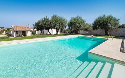 Corte Carrubo - Rosolini, Sicilia: Water, Lucht, Zwembad, Fabriek, Gebouw, Azure, Rechthoek, Schaduw, Buitenmeubels, Huis