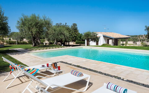 Corte Carrubo - Rosolini, Sicilia: Water, Lucht, Eigendom, Fabriek, Zwembad, Gebouw, Buitenmeubels, Boom, Schaduw, Ligstoel