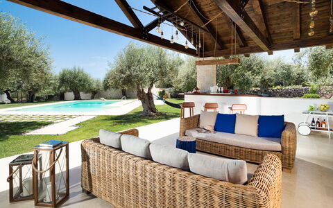 Corte Carrubo - Rosolini, Sicilia: Fabriek, Eigendom, Bankstel, Lucht, Schaduw, Gebouw, Tafel, Boom, Interieur Ontwerp, Architectuur