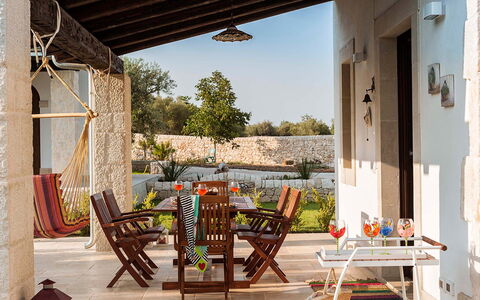 Corte Carrubo - Rosolini, Sicilia: Meubilair, Fabriek, Tafel, Gebouw, Stoel, Lucht, Hout, Schaduw, Buitenmeubels, Boom