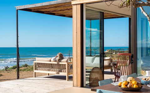 Casa Ninfa - Ispica, Sicilia: Water, Lucht, Gebouw, Eigendom, Tafel, Azure, Hout, Schaduw, Buitenmeubels, Stoel