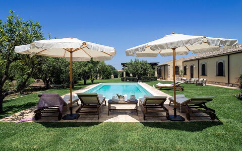 Casa Colore - Siracusa, Sicilia: Fabriek, Paraplu, Water, Lucht, Meubilair, Zwembad, Schaduw, Azure, Boom, Buitenmeubels