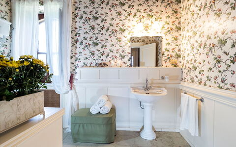 Casa Colore - Siracusa, Sicilia: Spiegel, Fabriek, Kraan, Loodgieterswerkinrichting, Eigendom, Wastafel, Wastafel In De Badkamer, Gebouw, Badkamer, Badkamerkast