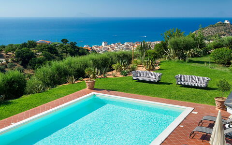 Villa Ester - Capo D'orlando, Sicilia: Water, Fabriek, Lucht, Eigendom, Zwembad, Azure, Blauw, Natuur, Rechthoek, Gras