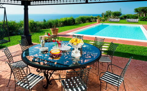 Villa Ester - Capo D'orlando, Sicilia: Meubilair, Tafel, Eigendom, Fabriek, Stoel, Groen, Lucht, Water, Buitenmeubels, Flooring