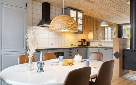 Gudrund - 250M from the Sea: Dak, Huis, Huis, Verblijf, Deur, Siding, Dek, Veranda, Plank, Hardwood