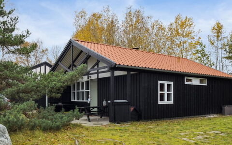 Gudrund - 250M from the Sea: Dak, Huis, Huis, Verblijf, Deur, Siding, Dek, Veranda, Plank, Hardwood