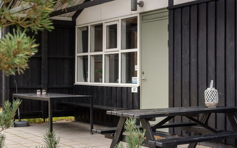 Gudrund - 250M from the Sea: Dak, Huis, Huis, Verblijf, Deur, Siding, Dek, Veranda, Plank, Hardwood