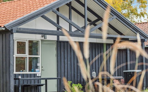 Gudrund - 250M from the Sea: Dak, Huis, Huis, Verblijf, Deur, Siding, Dek, Veranda, Plank, Hardwood