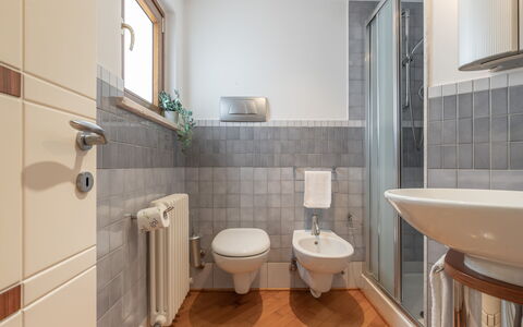 Altomare Apartment: Eigendom, Loodgieterswerkinrichting, Wastafel, Badkamer, Gebouw, Wastafel In De Badkamer, Kraan, Purper, Interieur Ontwerp