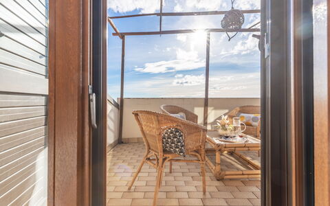 Altomare Apartment: Meubilair, Lucht, Wolk, Eigendom, Gebouw, Stoel, Venster, Tafel, Hout, Schaduw