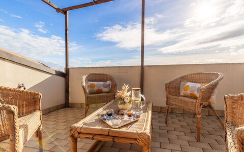 Altomare Apartment: Lucht, Wolk, Meubilair, Tafel, Eigendom, Stoel, Azure, Hout, Buitenmeubels, Schaduw