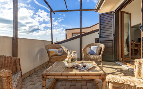 Altomare Apartment: Tafel, Meubilair, Eigendom, Gebouw, Venster, Wolk, Lucht, Azure, Hout, Stoel