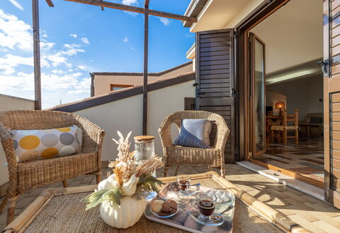 Altomare Apartment: Wolk, Eigendom, Tafel, Meubilair, Lucht, Gebouw, Bankstel, Interieur Ontwerp, Hout, Comfort