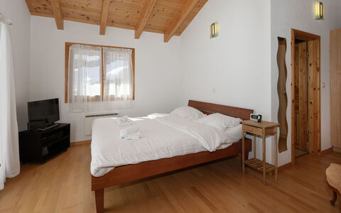 Orchidée: Hout, Plafond, Bed, Slaapkamer, Laken, Huis, Bed Frame, Bedding, Deur, Kamer