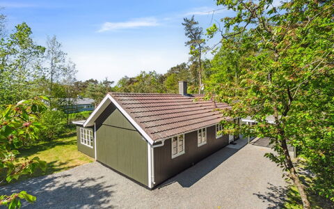Smilla - 300M from the Sea: Hout, Dak, Architectuur, Huis, Huis, Verblijf, Siding, Hardwood, Helling, Landgoed
