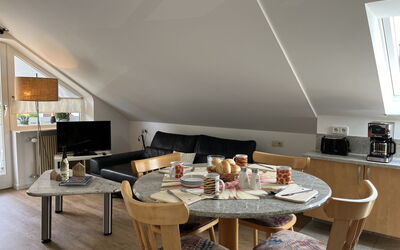 Stuttgart 200.2: Tafel, Meubilair, Hout, Gebouw, Interieur Ontwerp, Stoel, Woonkamer, Flooring, Verdieping, Hardwood