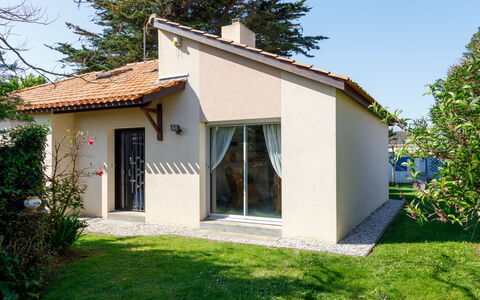L'Oiseau Bleu: Huis, Huis, Deur, Dak, Woongebied, Verblijf, Facade, Struik, Land Lot, Tuin