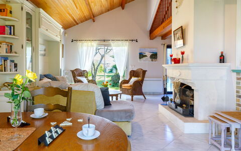 L'Oiseau Bleu: Meubilair, Interieur Ontwerp, Bankstel, Flooring, Plafond, Hout, Woonkamer, Stoel, Verdieping, Kamer