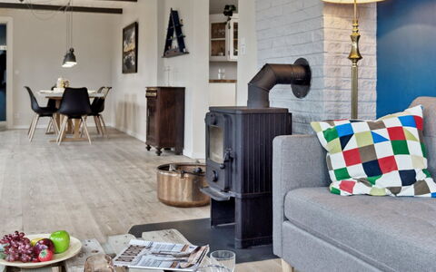 Hughlek - 1.5Km from the Sea: Meubilair, Flooring, Interieur Ontwerp, Verdieping, Hout, Woonkamer, Houten Vloer, Huis, Kamer, Verlichting