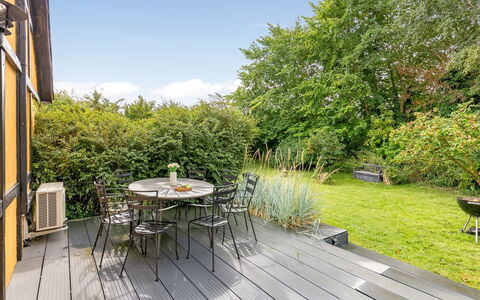 Hughlek - 1.5Km from the Sea: Hout, Buitenmeubels, Tuin, Land Lot, Meubilair, Dek, Buitentafel, Houten Vloer, Stoel