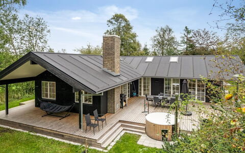 Babara - 350M from the Sea: Hout, Huis, Veranda, Dek, Hardwood, Dak, Beits, Houten Vloer, Eco Hotel
