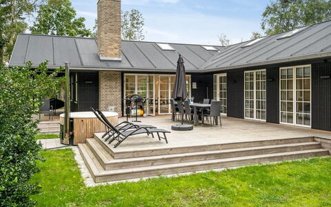 Babara - 350M from the Sea: Hout, Huis, Veranda, Dek, Hardwood, Dak, Beits, Houten Vloer, Eco Hotel