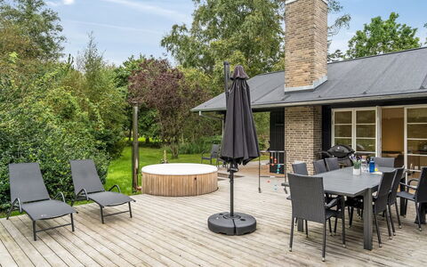 Babara - 350M from the Sea: Hout, Huis, Veranda, Dek, Hardwood, Dak, Beits, Houten Vloer, Eco Hotel