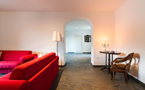 Dimora Vulcano - Castiglione Di Sicilia, Sicilia: Meubilair, Tafel, Gebouw, Hout, Bankstel, Comfort, Verlichting, Woonkamer, Lamp, Flooring