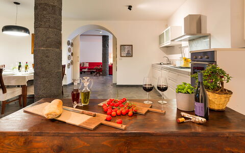 Dimora Vulcano - Castiglione Di Sicilia, Sicilia: Tafel, Eigendom, Kamerplant, Hout, Interieur Ontwerp, Keuken, Cabinetry, Fabriek, Countertop, Flooring