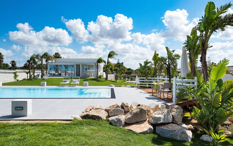 Casa Biancoverde - Marsala, Sicilia: Wolk, Lucht, Fabriek, Gebouw, Land Lot, Zwembad, Arecales, Water, Gras, Boom