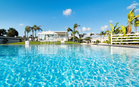 Casa Biancoverde - Marsala, Sicilia: Water, Lucht, Wolk, Zwembad, Fabriek, Azure, Boom, Gebouw, Arecales, Vrije Tijd