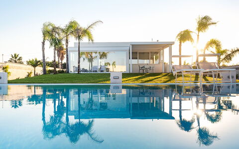 Casa Biancoverde - Marsala, Sicilia: Water, Lucht, Eigendom, Gebouw, Natuur, Azure, Boom, Zwembad, Architectuur, Fabriek