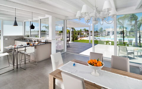 Casa Biancoverde - Marsala, Sicilia: Tafel, Meubilair, Gebouw, Stoel, Interieur Ontwerp, Verdieping, Keuken, Hout, Condominium, Flooring