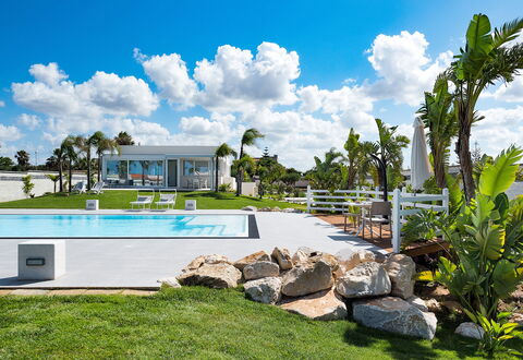 Casa Biancoverde - Marsala, Sicilia: Wolk, Lucht, Fabriek, Gebouw, Land Lot, Zwembad, Arecales, Water, Gras, Boom