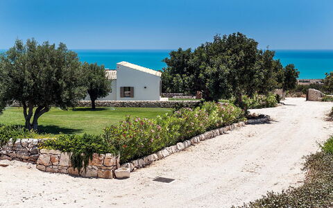 Isolina Bianca - Scicli, Sicilia: Lucht, Fabriek, Eigendom, Water, Boom, Natuurlijk Landschap, Land Lot, Huis, Gebouw, Gras
