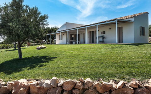 Isolina Bianca - Scicli, Sicilia: Wolk, Lucht, Fabriek, Dag, Eigendom, Gebouw, Natuur, Huis, Venster, Natuurlijk Landschap