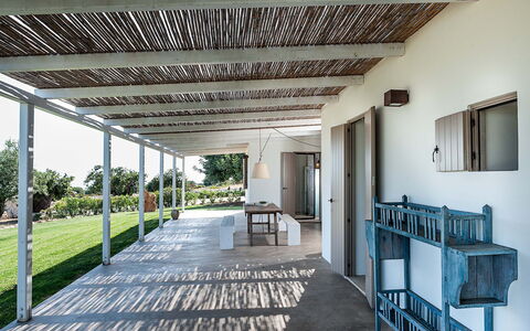 Isolina Bianca - Scicli, Sicilia: Fabriek, Eigendom, Schaduw, Interieur Ontwerp, Hout, Veranda, Flooring, Verdieping, Stoel, Condominium