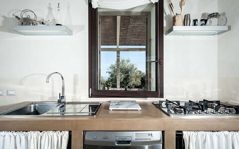 Isolina Bianca - Scicli, Sicilia: Countertop, Cabinetry, Gootsteen, Kraan, Eigendom, Meubilair, Wit, Wastafel, Keuken, Product