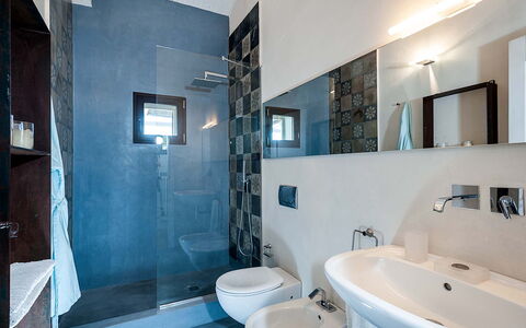 Isolina Bianca - Scicli, Sicilia: Loodgieterswerkinrichting, Spiegel, Kraan, Wastafel, Eigendom, Purper, Badkamer, Azure, Wastafel In De Badkamer, Interieur Ontwerp