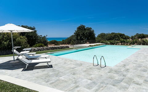 Isolina Bianca - Scicli, Sicilia: Water, Lucht, Zwembad, Fabriek, Azure, Rechthoek, Buitenmeubels, Ligstoel, Boom, Schaduw